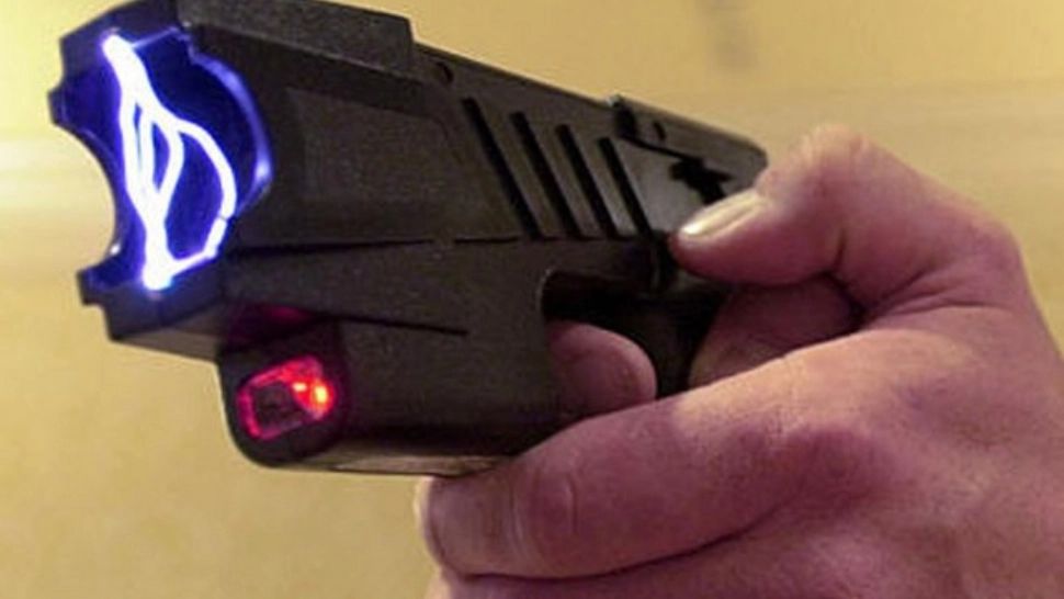 Bărbat speriat cu electroșocuri de amantă, o doctoriță din Iași: a cerut ordin de restricție. Femeia îl reclamă pentru hărțuire 