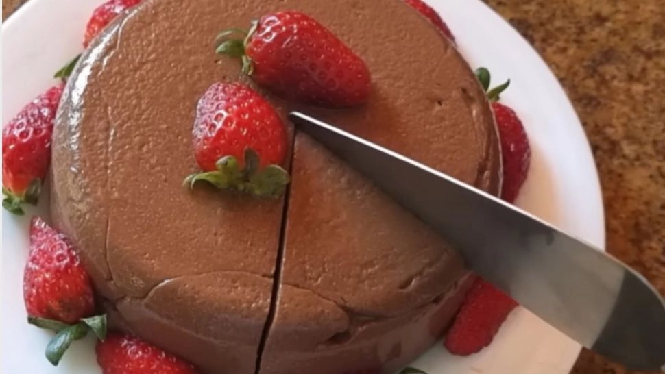 Tort de ciocolată super cremos, fără făină, unt sau ouă. Are doar 80 de calorii!