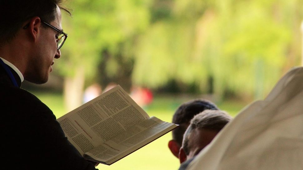 Preoți catolici, prinși într-o orgie sexuală cu un băiat. Clericii nu au permis ambulanțelor să intervină în ajutorul victimei, care leșinase