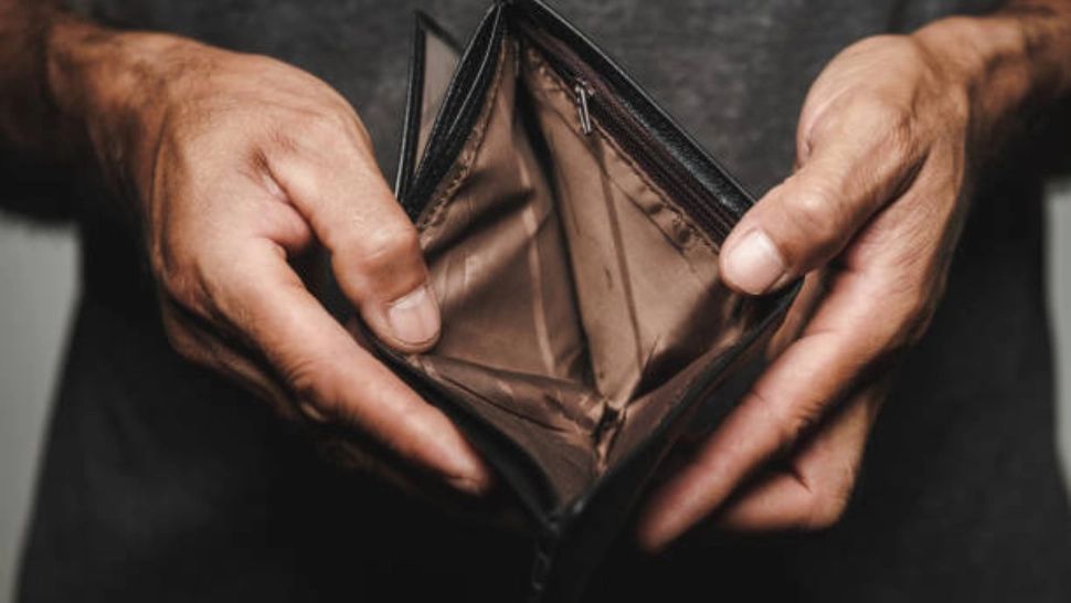 Un român cu 5000 de lei salariu se pânge că o duce greu. Cum l-au certat internauții