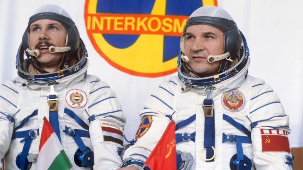 Ungaria trimite din nou un om în spațiu. România se uită la poza cu Dumitru Prunariu