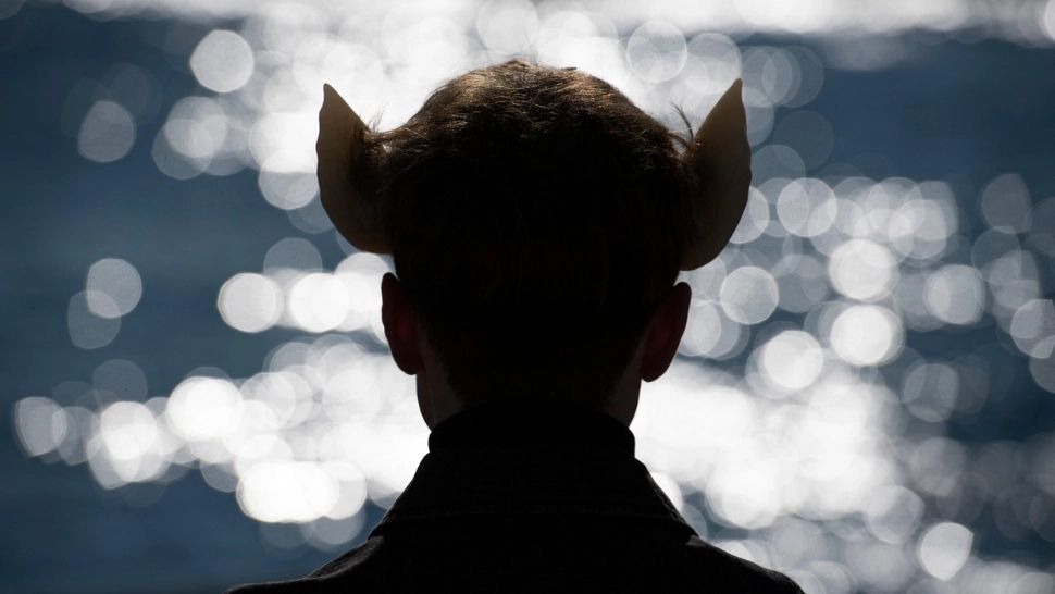 Controverse uriașe despre primul om transspecie - Un artist de 27 de ani și-a implantat urechi-aripioare: Cum arată