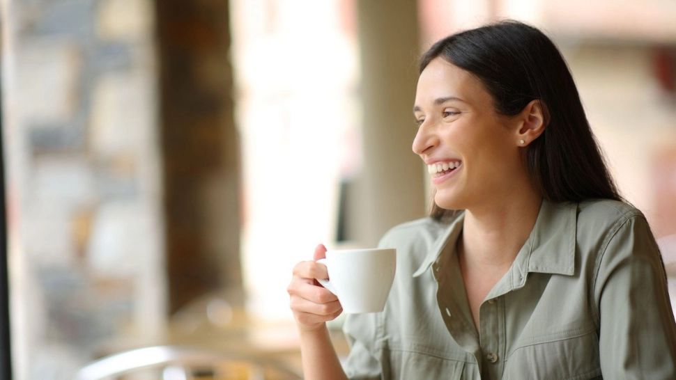 Ai grijă cum ții ceașca de cafea sau de ceai. Testul care spune totul despre tine 