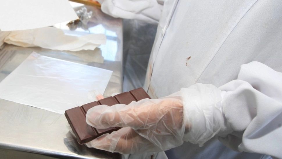 Un polițist și un psiholog, prinși că lucrau la "fabrica de vise" de la Miroslava. Polițistul ambala dulciurile cu droguri