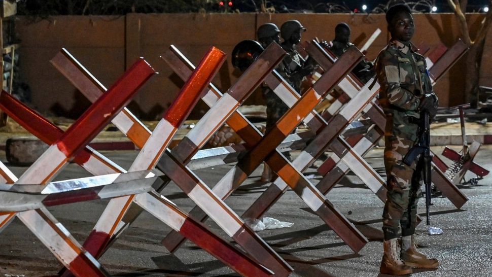 Criză diplomatică de proporții: Ambasadorul francez din Niger este ținut ostatic de junta militară care face legea în țară