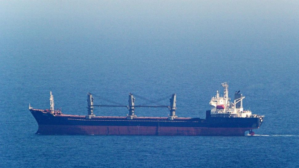 Prima navă de cereale ucrainene care sfidează blocada navală rusă a plecat din Odesa