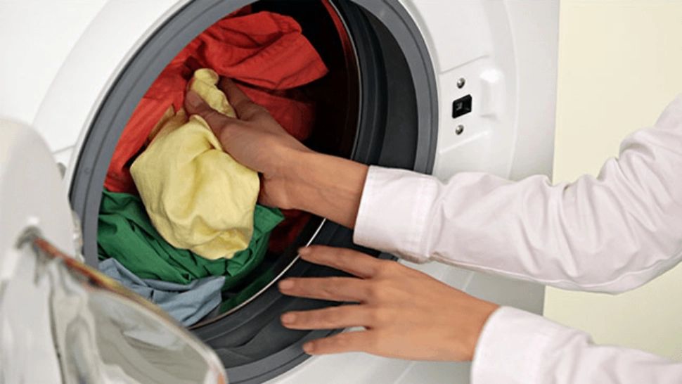 SONDAJ: Câți români ar fi dispuși să spele rufele noaptea dacă prețul energiei ar fi mai mic