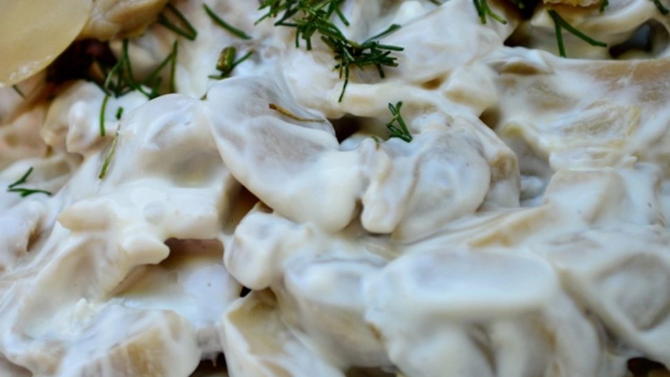 Cea mai simplă salată de ciuperci - Cu 2 ingrediente speciale devine delicioasă