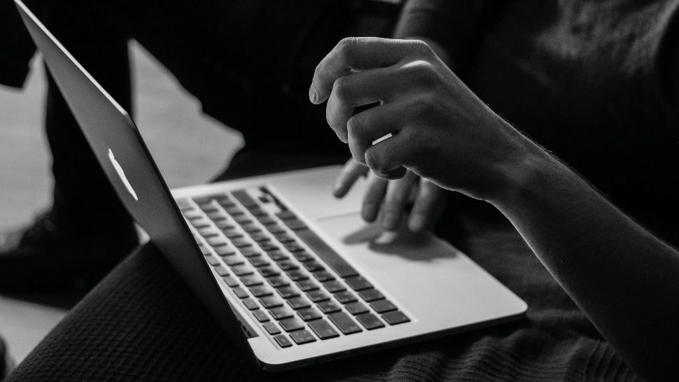 O nouă metodă de fraudă online face victime printre români! Poliția trage un semnal de alarmă - La ce trebuie să fii atent