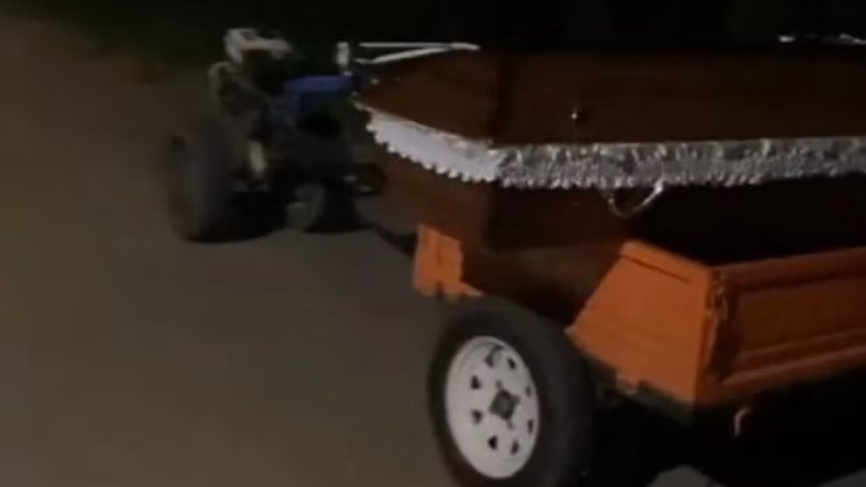 Incident bizar, în Vaslui: criminalul și-a pus victima în sicriu, a plimbat-o prin sat și a lăsat-o la poarta preotului 