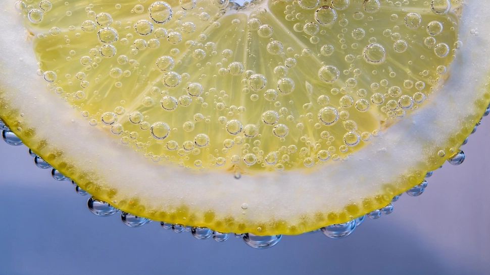 Ce se întâmplă dacă pui o lămâie în mașina de spălat. Trucul care te scapă de problema care le dă bătăi gospodinelor