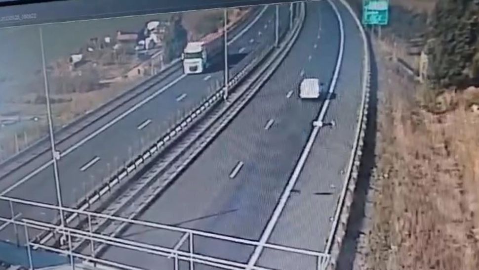 Un bărbat care se certa cu iubita pe autostradă a sărit din mașină, în mers, pe autostrada A1 - Transportat în stare gravă la spital