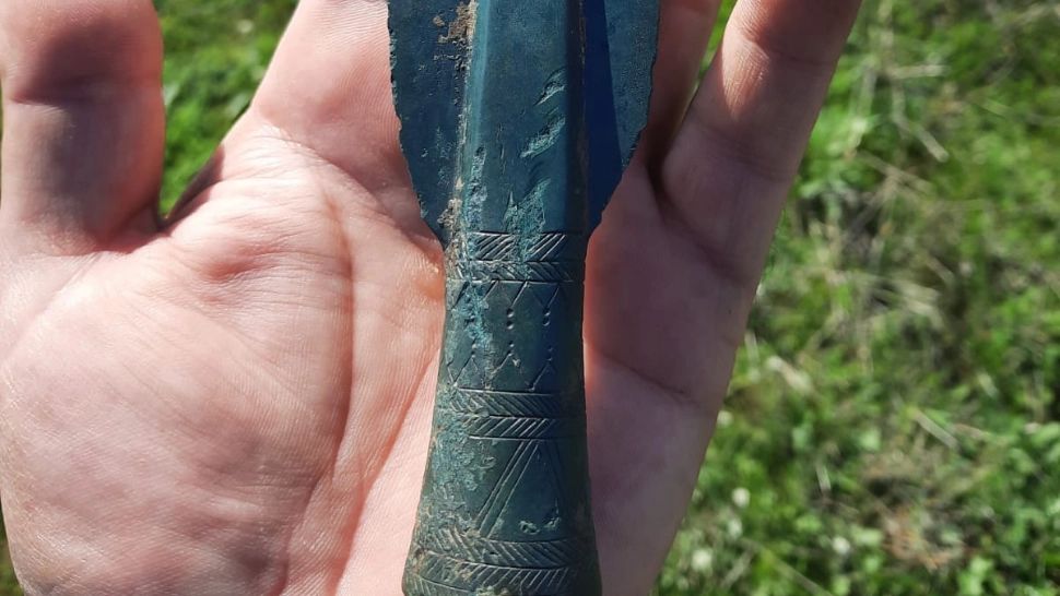 Descoperire epocală! Un jandarm a găsit un obiect confecționat în anul 1500 înainte de Hristos