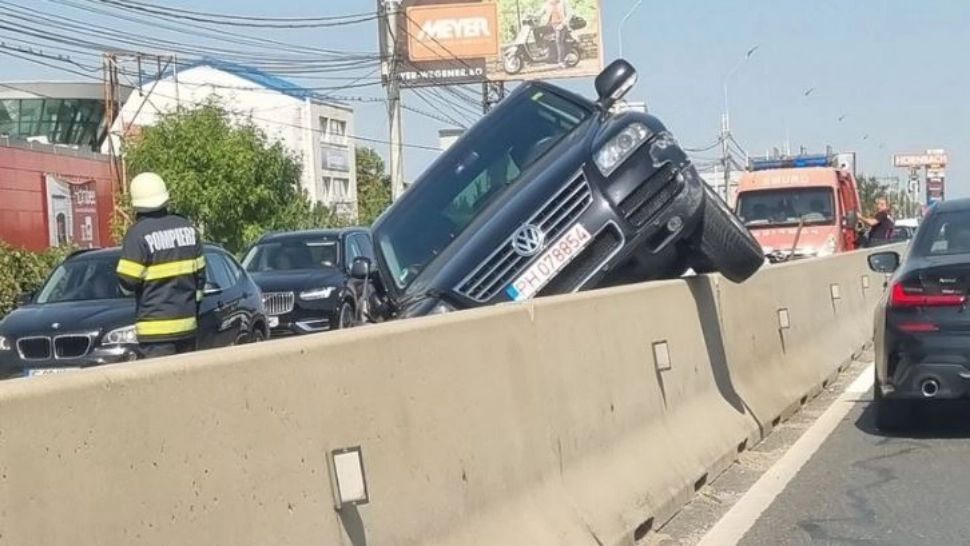 Trafic blocat pe DN1. Un șofer s-a oprit cu mașina pe parapeții care separă benzile de circulație, în Balotești