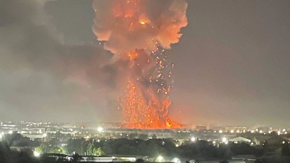 Explozie uriașă lângă aeroport - Imagini terifiante - Incidente la un depozit vamal