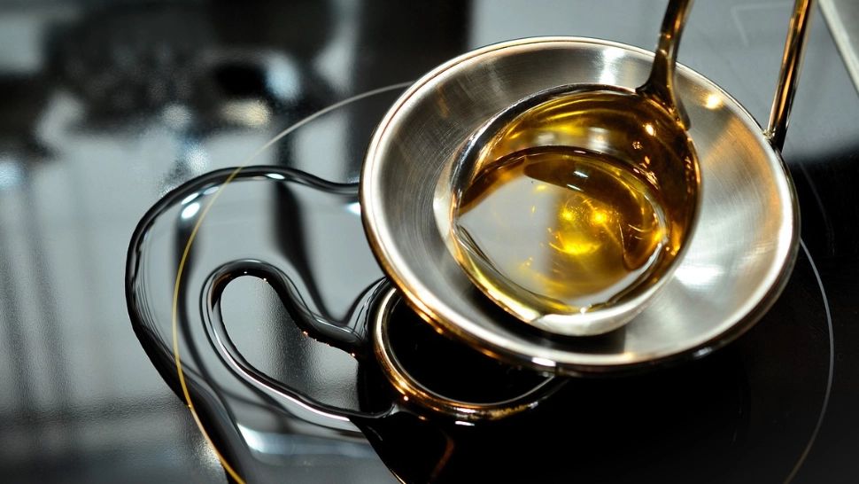 De ce ar trebui să pui sare în sticla de ulei, înainte de a-l folosi. Trucul care le va face gospodinelor viața mai ușoară