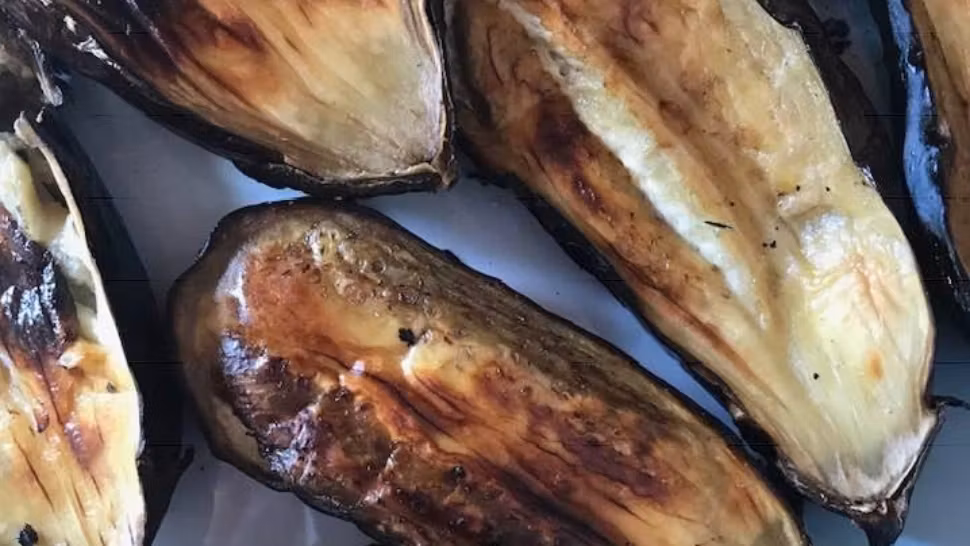 Cum poți curăța rapid vinetele coapte. Sunt gata în doar câteva secunde