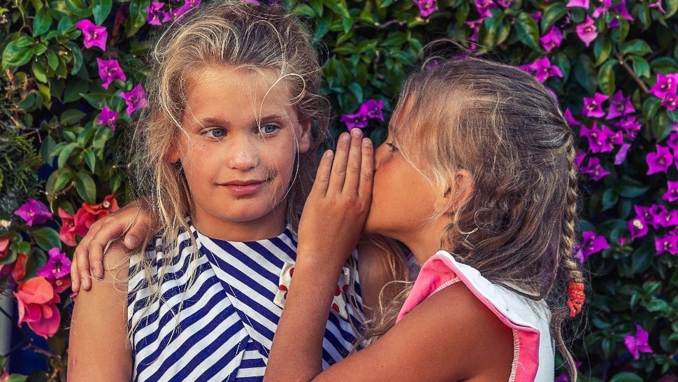 De ce bârfesc oamenii și cum reacționăm atunci când oamenii ne  vorbesc pe la spate? - Sfatul suprem