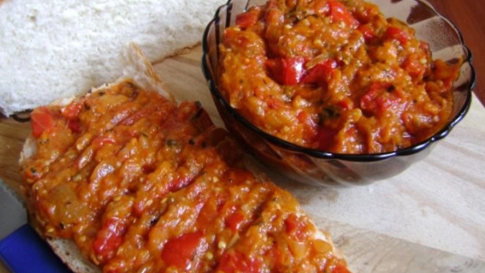 Zacusca țărănească tradițională - Secretul rețetei românești, transmis din generație în generație