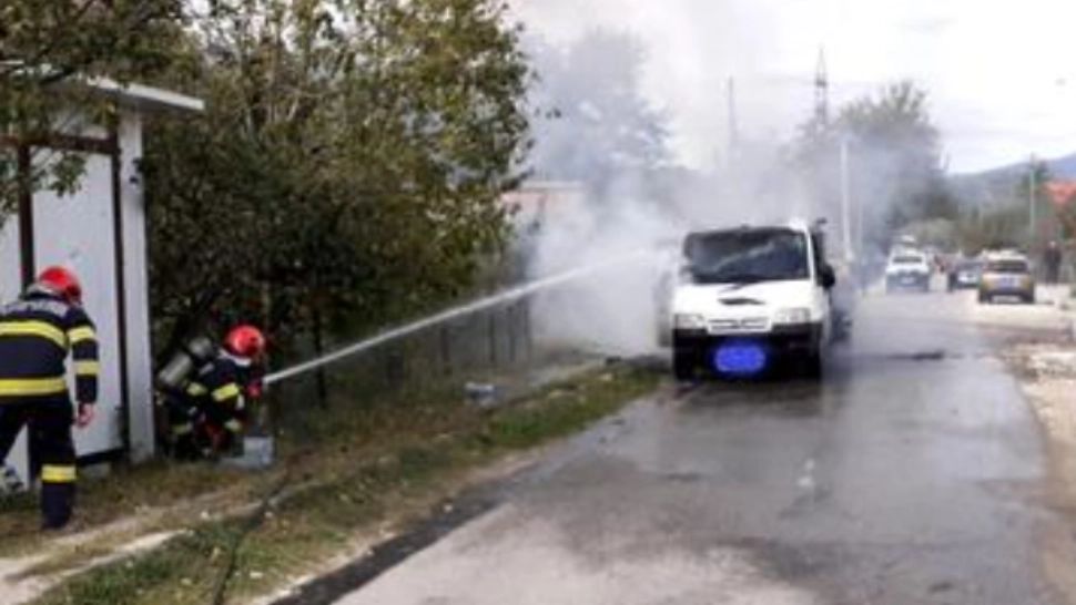 Explozie la o autoutilitară încărcată cu produse folosite la marcajul rutier! 3 răniți - 2 dintre ei au ajuns la spital