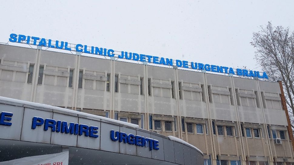 Anchetă uriașă la Brăila: când au văzut că lipsește din spital, medicii au externat pacientul în acte. A fost găsit mort mai târziu, lângă gard