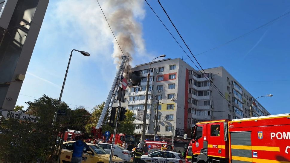 Explozie puternică în Capitală, urmată de incendiu: Degajări mari de fum - Pompierii, intervenție masivă pe Calea Griviței