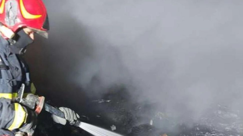 Camion mistuit de flăcări pe DN5, spre București, aproape de Adunații Copăceni - Intervenția pompierilor - VIDEO