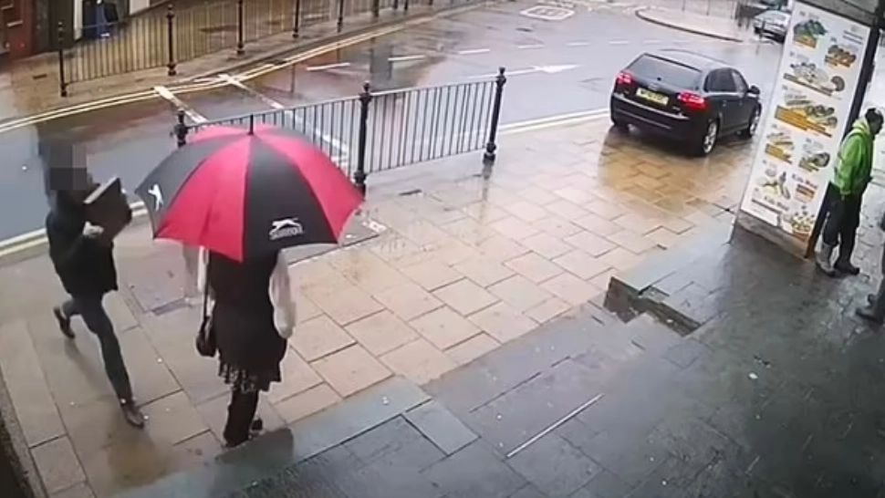 Scene șocante în țări din Europa: Atac rasist în plină stradă - O femeie care poartă hijab, lovită în cap cu o pavelă