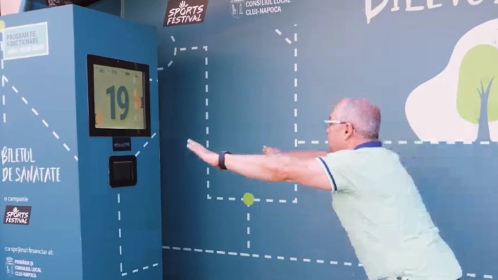 Emil Boc face din nou genoflexiuni pentru un bilet de autobuz - VIDEO