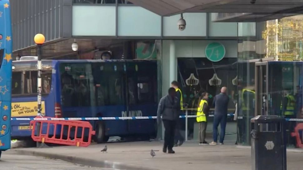  Un autobuz plin cu pasageri a intrat într-o cafenea, în Manchester! 12 persoane au ajuns la spital - Momente de panică