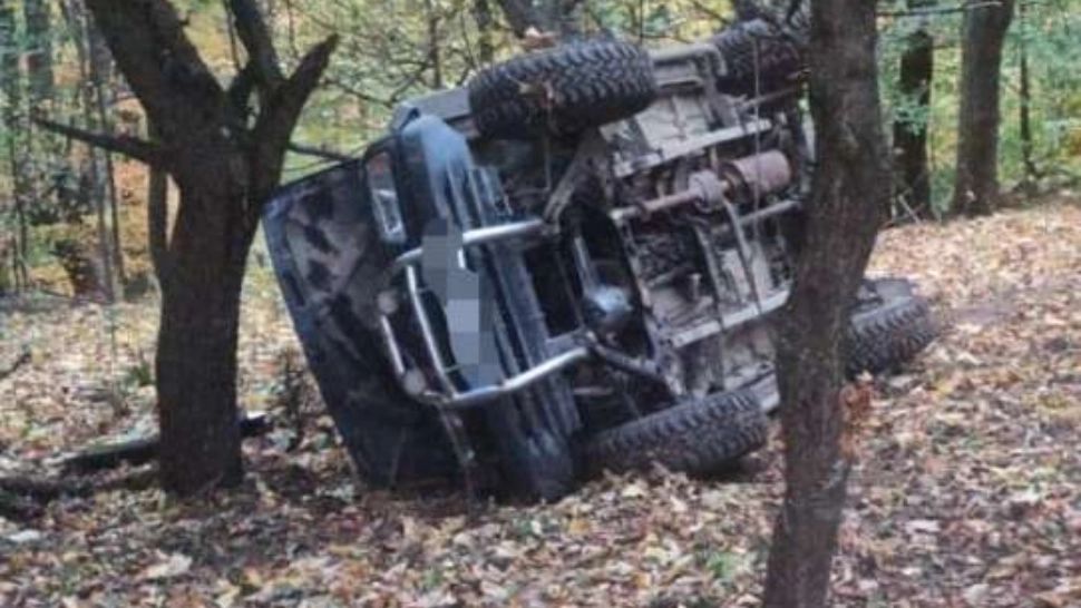 Descoperire macabră într-o pădure din Argeș. Tânăr găsit mort, lângă o mașină răsturnată