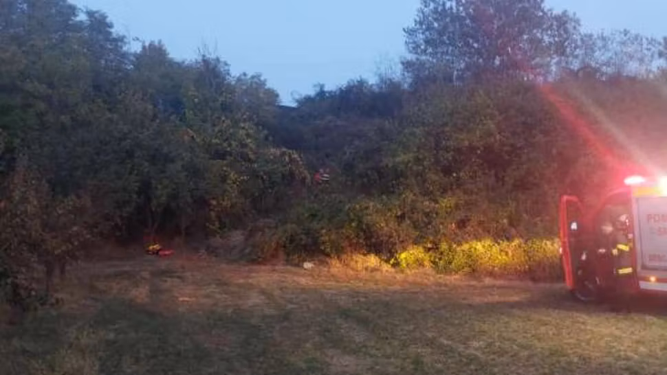 Accident teribil în Argeș - O femeie a murit după ce s-a răsturnat cu tractorul într-o râpă