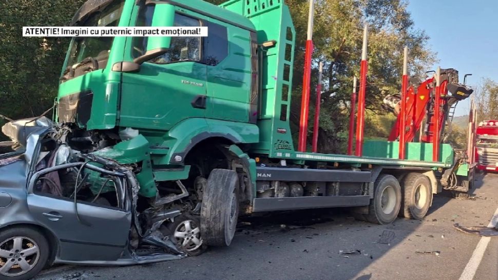 O mașină a intrat sub un TIR după o depășire periculoasă: șoferul a murit! Accident cumplit pe DN66, în Hunedoara