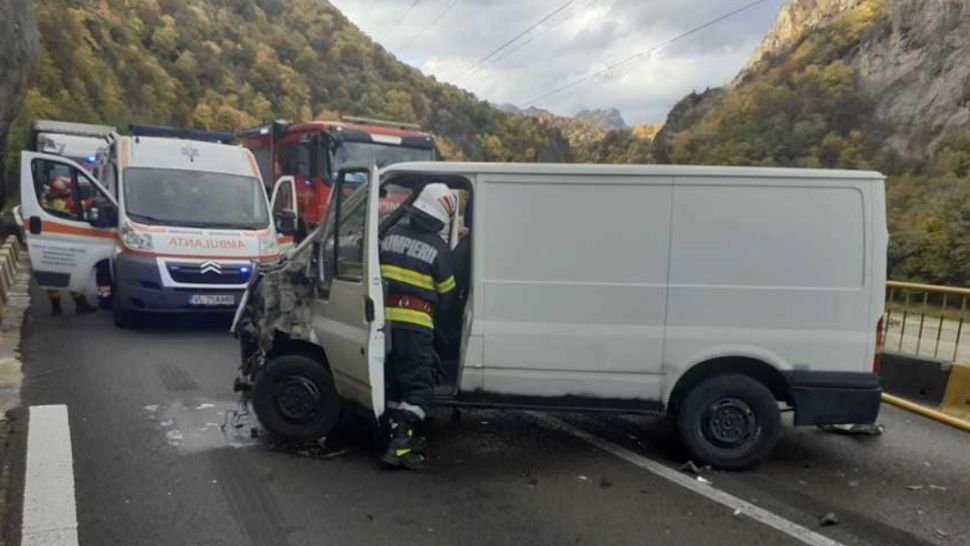 Pericolul de explozie după impactul dintre două TIR-uri și un microbuz, înlăturat în apropiere de Călimănești - Două persoane, la spital