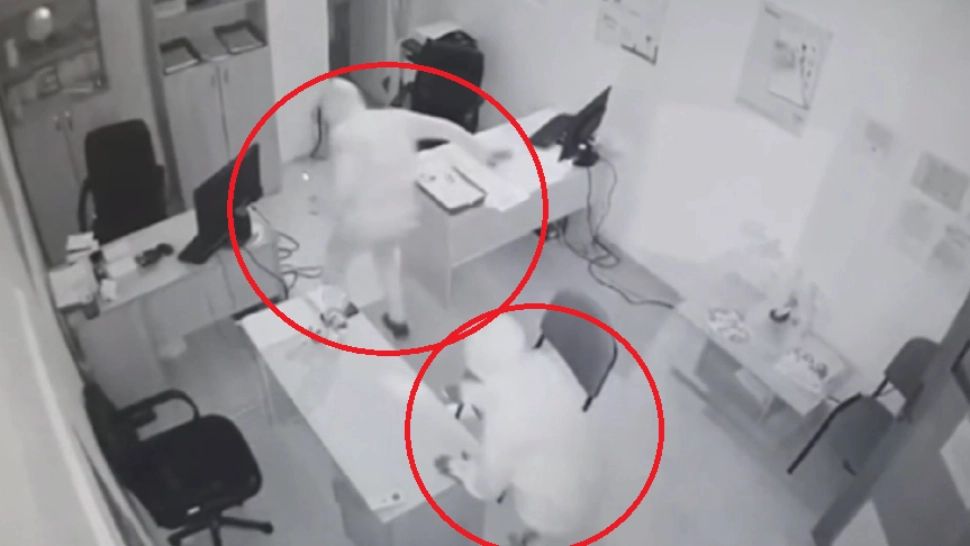 DETALII ȘOCANTE în cazul polițistului prins în flagrant când fura bani şi bunuri dintr-o locuință din Oradea. Cine era complicele - Primele imagini