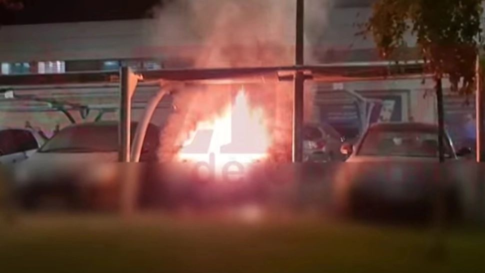 Mașină în flăcări, în parcarea unui supermarket din Constanța! Doi adulți și un bebeluș, în pericol - VIDEO