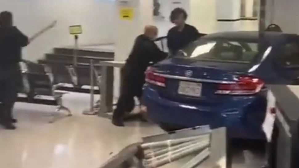 Bărbat împușcat mortal de poliție, după ce a intrat cu mașina în Consulatul Chinei din San Francisco - Imagini șocante 