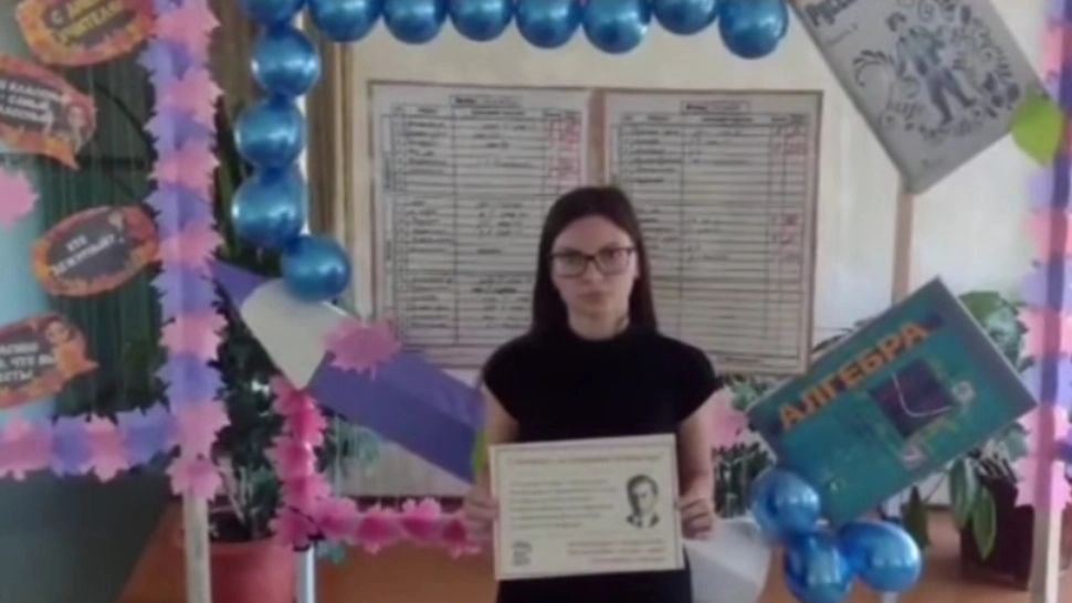 Fotografia controversată folosită de copiii dintr-o școală din Rusia pentru a-l felicita pe liderul suprem - Farsă incredibilă de ziua lui Putin - VIDEO