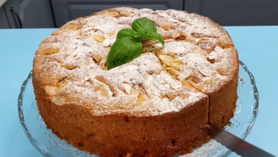 Rețetă de sezon: pandișpan pufos cu mere și nucă măcinată - Savoare absolută