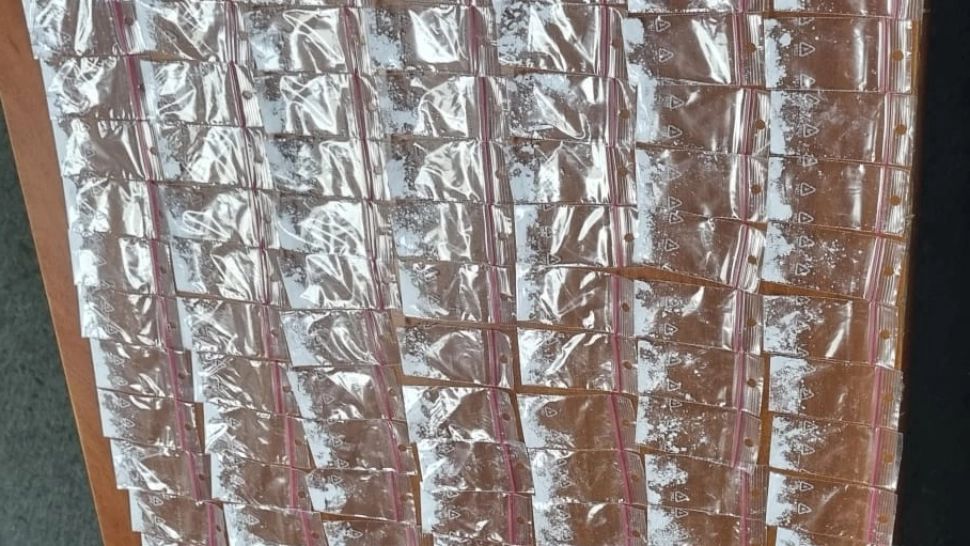 Tânăr, în vârstă de 16 ani, prins cu peste 200 de pliculețe ce conțineau un praf alb