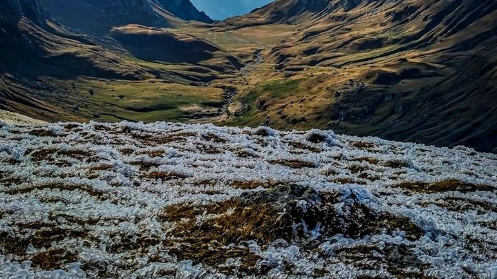 Primul strat de zăpadă lovește România. Ce localități au făcut deja cunoștință cu omătul