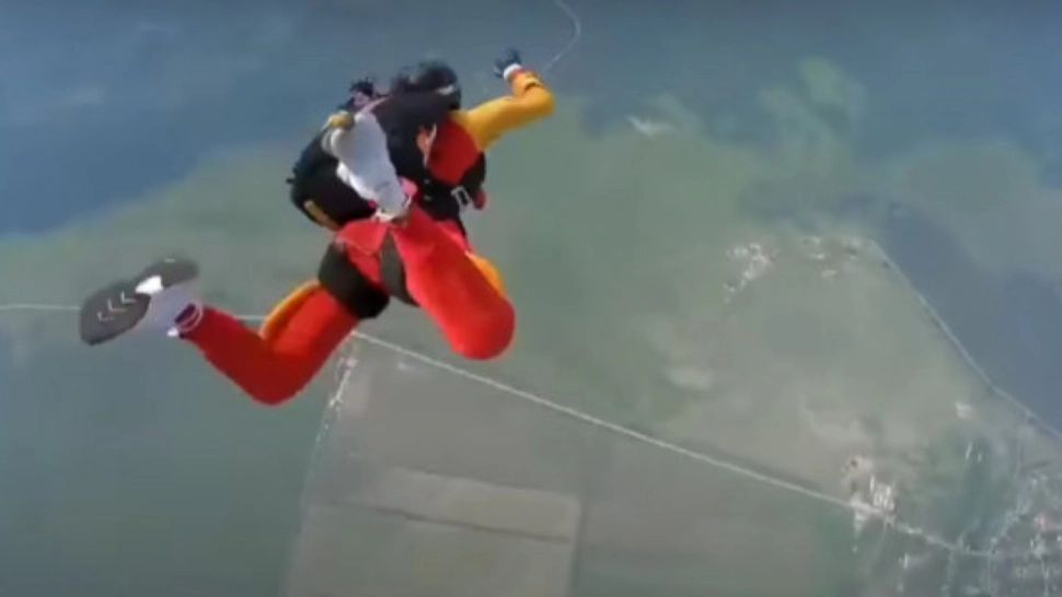 Imagini terifiante cu o tânără care a sărit din elicopter dar nu i s-a deschis parașuta - VIDEO