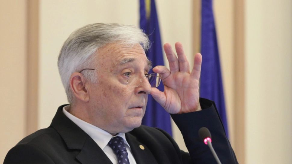 AUR caută președinte pentru 2024 - Guvernatorul BNR, Mugur Isărescu, a fost curtat de George Simion