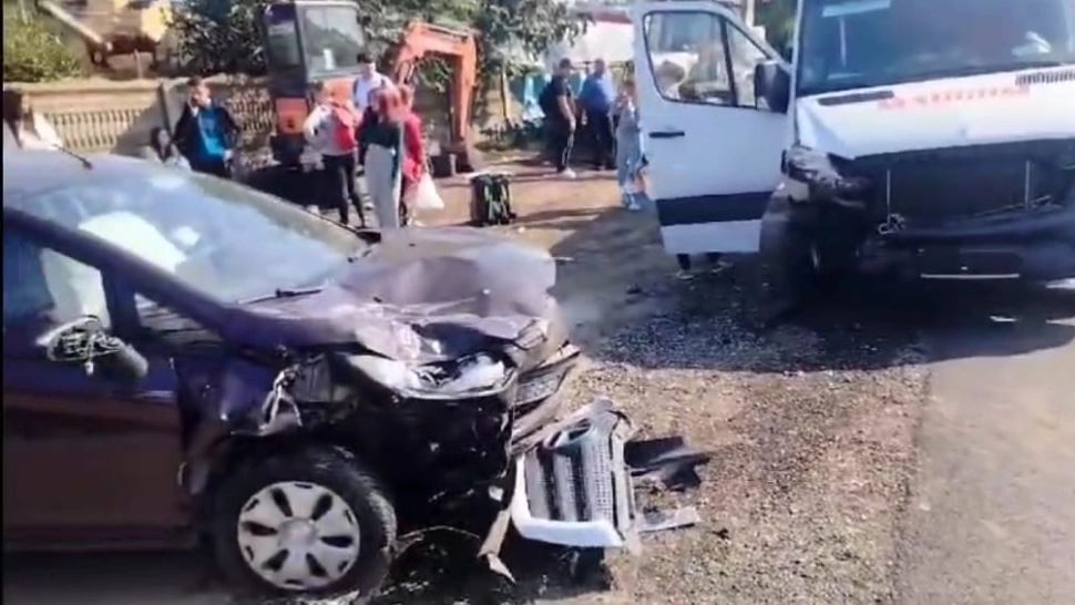 Accident grav în Deveselu: A fost implicat un microbuz cu 18 copii, 6 spitalizați - Plan Roșu de Intervenție, activat - VIDEO