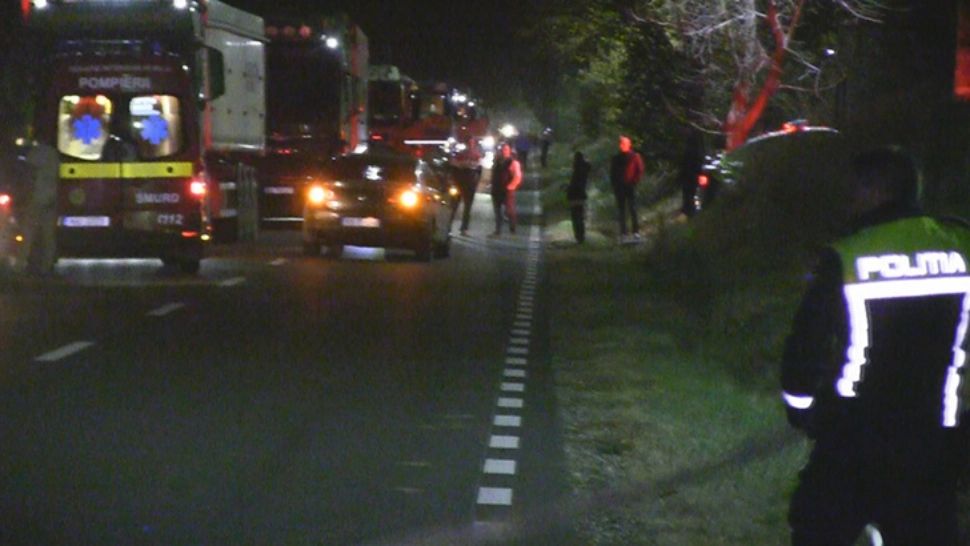 Copilă de 14 ani, spulberată de o mașină pe marginea drumului 