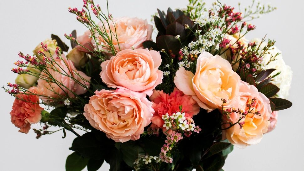 Trucul ingenios prin care putem prelungi viața unui buchet de flori. Ai nevoie doar de două ingrediente din bucătărie