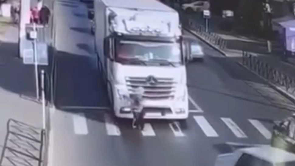 Primele imagini de la accidentul teribil produs la Buftea. Un TIR a strivit un pieton, chiar pe trecere - FOTO