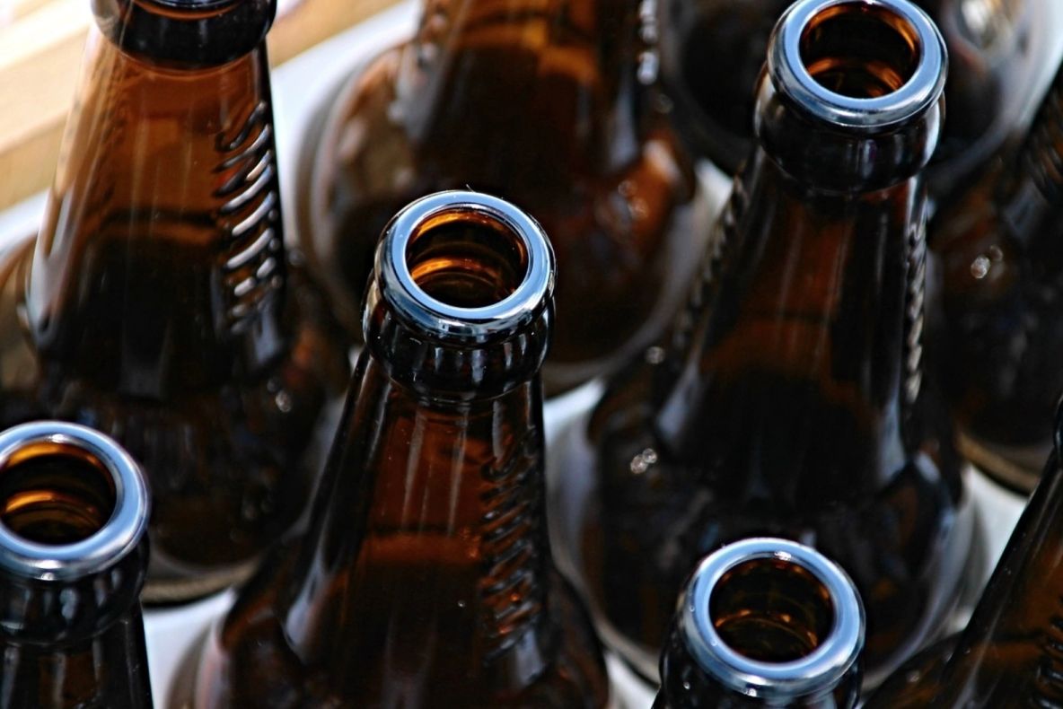 Navete cu bere căzute dintr-un camion, la Predeal. Trafic restricționat după ce carosabilul a fost "inundat"