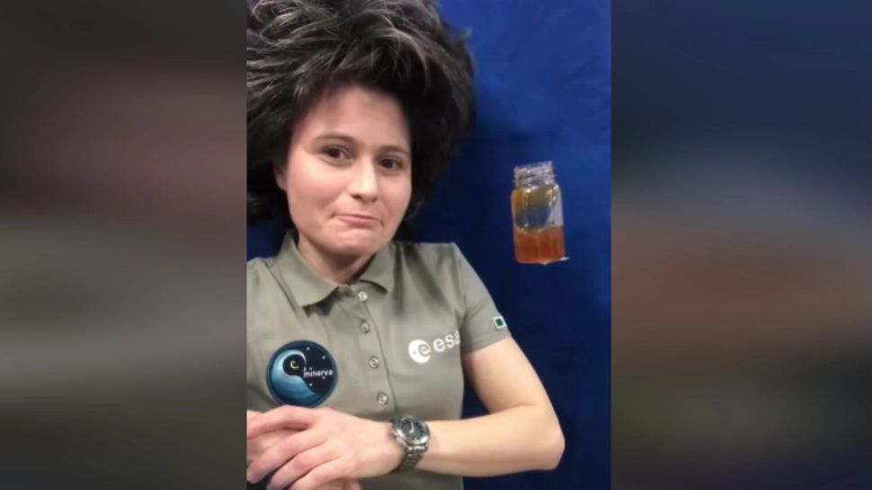 Cum să bei cafeaua în spațiu, în timp ce ceașca plutește pe lângă tine. O femeie astronaut a demonstrat imposibilul