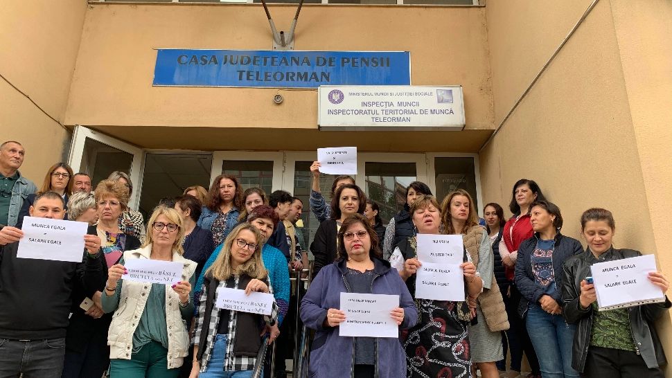 PROTESTE la mai multe Case de Pensii din țară - Angajații vor salarii mai mari